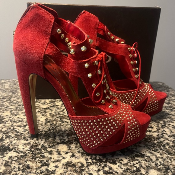 New with box Bebe Red/gold studded heels - Picture 3 of 4
